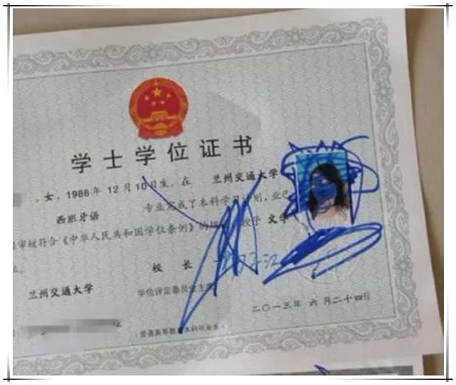 [超级宝妈]宝爸带娃，结果把宝妈毕业证涂毁了，网友：父子一起跪搓衣板