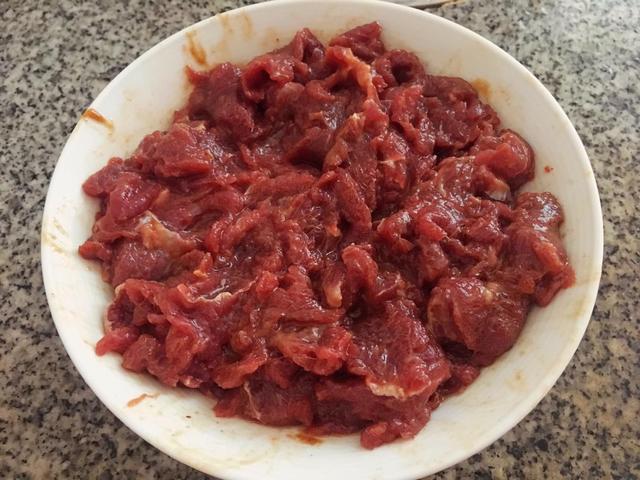炒牛肉时，想要牛肉嫩滑又不老，只需加入1样东西，很多人都不懂