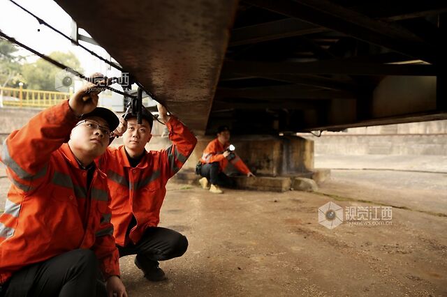 南昌:向塘机务段检修火车头"旋转木马"