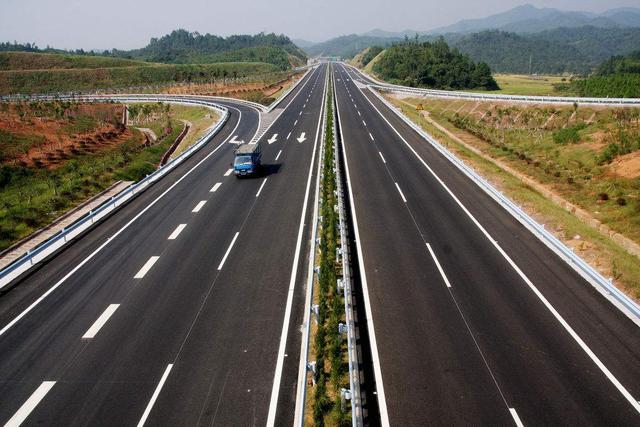 在高速公路120时速行驶，突然前方限速60怎么办？