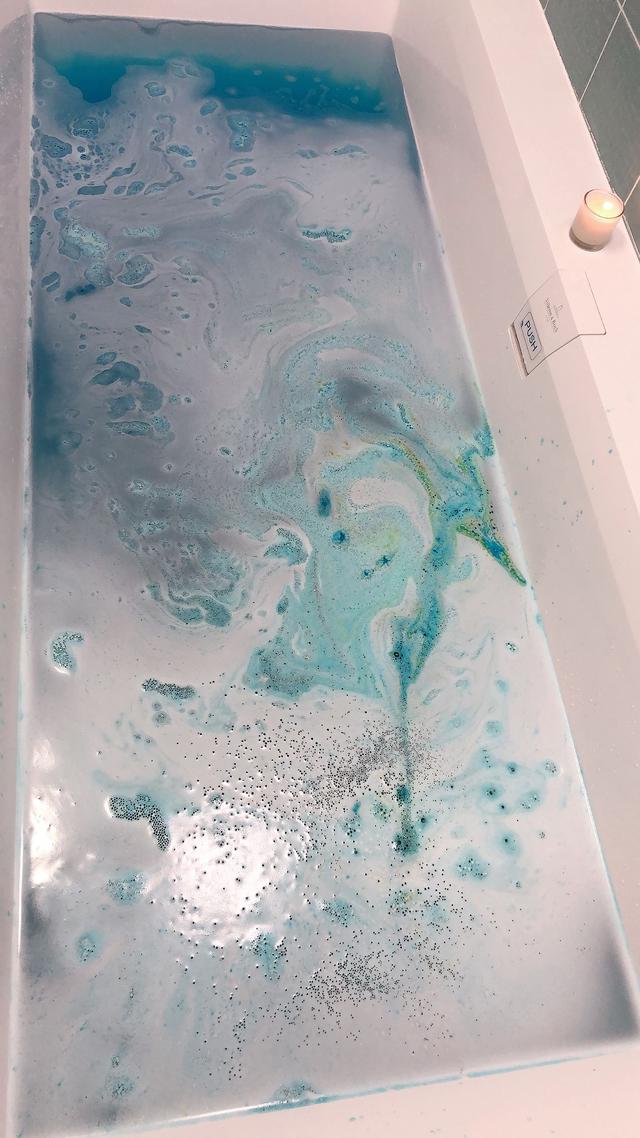 103m2堪称收纳满分典范，飘窗、榻榻米和全屋定制柜，储物大5倍