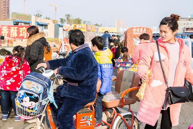 去参加家长会，穿衣打扮不能小觑！这三种父母会让娃“抬不起头”