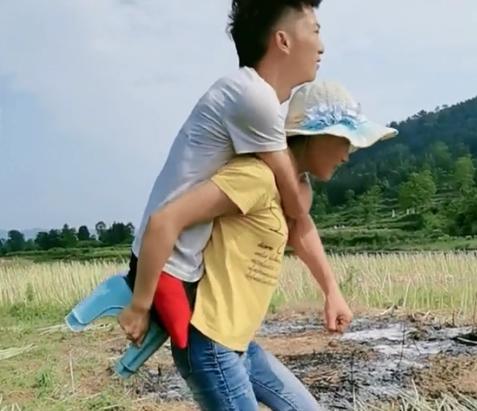 网红"连体夫妻"离婚,无腿丈夫另觅新欢,断臂妻子独自