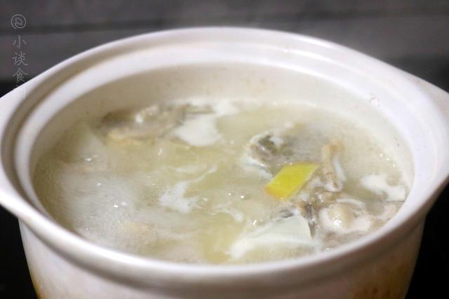 天冷了，多喝这鱼骨汤，颜色乳白味道浓郁，比牛羊汤还要鲜美
