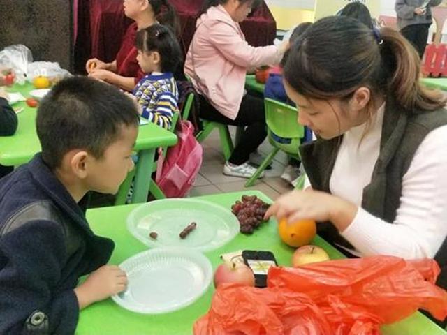 你的育儿经■幼儿园举行“水果拼盘”活动，照片发到群里后，家长看了却要报警
