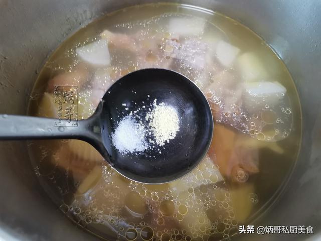 冬天，这食材和鸭肉是一对，炖汤清火去燥，隔天喝一次温暖过冬天