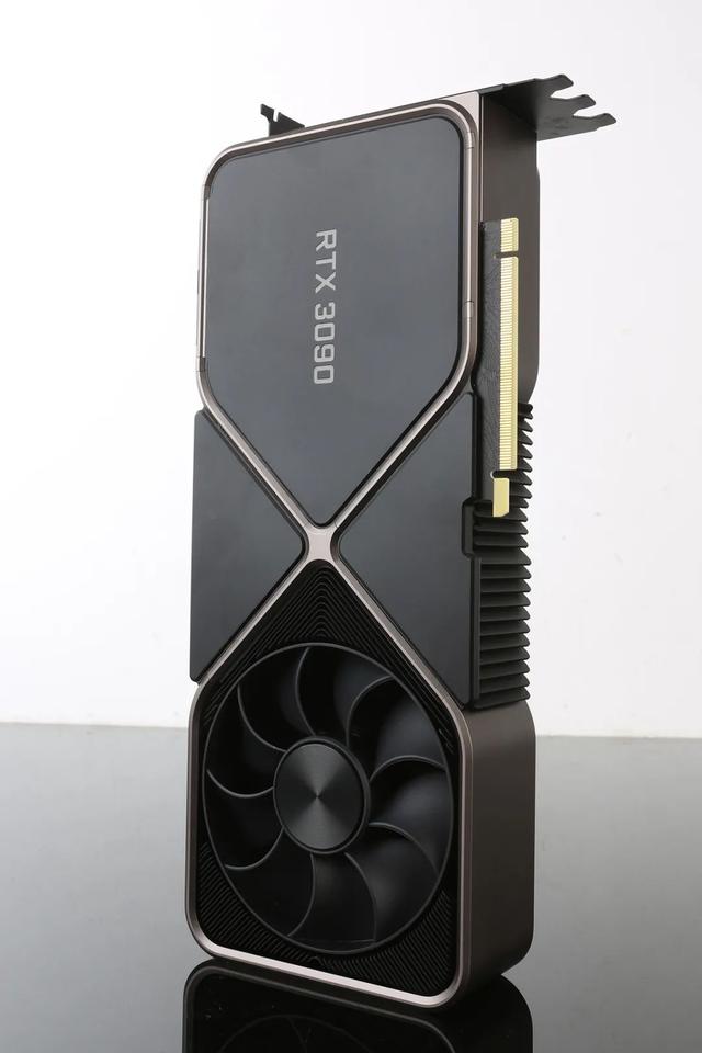 把玩NVIDIA GeForce RTX 3090 Founders Edition显卡