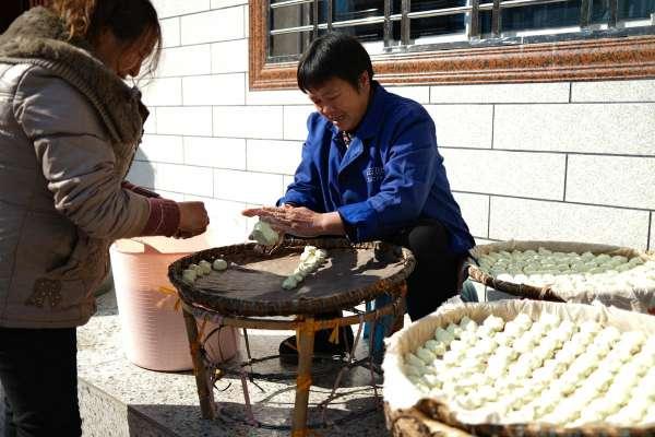 湖南蓝山：手工制作黄蜡粑粑