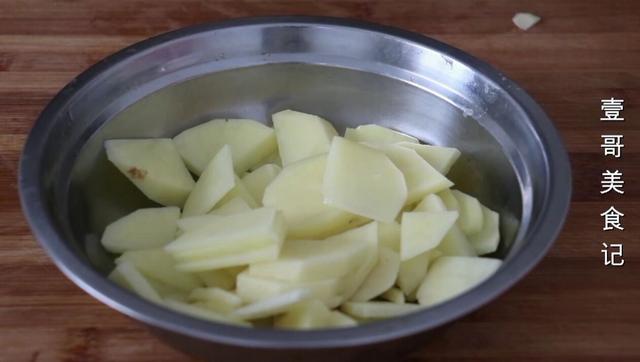 平菇加土豆一起做，真是太解馋了，天天吃都不腻，比红烧肉还香