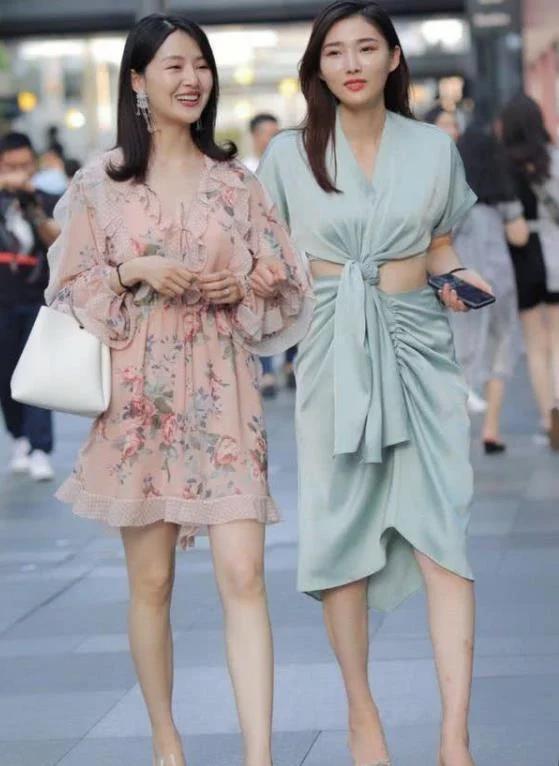 街拍:貌美如花的小美女,身穿浅色套装,尽显苗条有致的