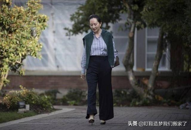 普拉达女王四五十岁的女人怎么穿好看?孟晚舟的穿搭很值得借鉴,高级有气质