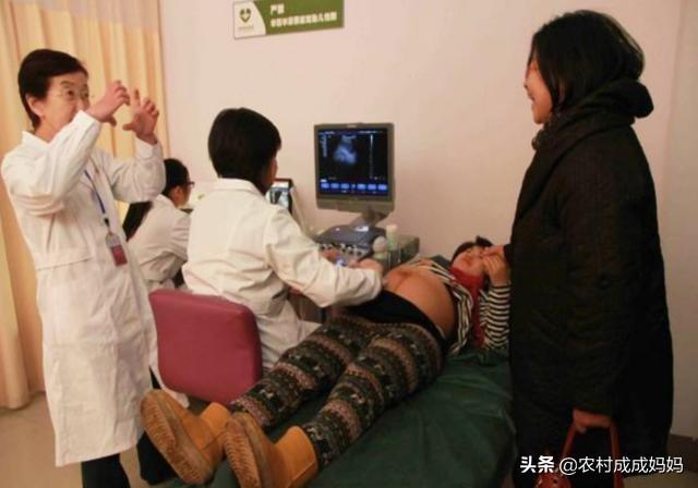 『超级宝妈』孕妇做四维彩超,发现孩子朝自己笑,正偷乐着,医生说打掉吧