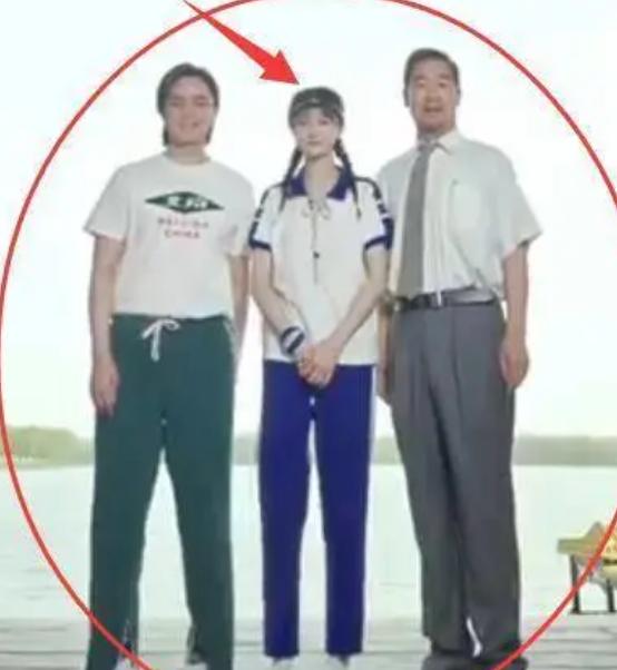 仲夏飘雪|有种“身材比例”叫郑爽，站在178张国立尹正中间，腿长看傻网友