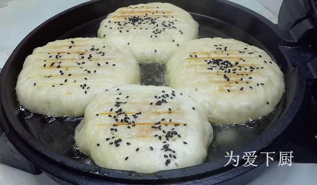 我家烧饼就爱这样做，锅里烙一烙，个个柔软劲道，比吃南瓜饼还香
