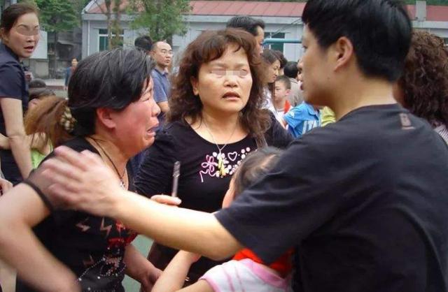 【你的育儿经】4岁男孩碰坏同学苹果手表，妈妈准备赔偿，网友：用钱无法解决