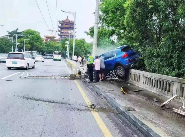 突发!长江大桥发生交通事故