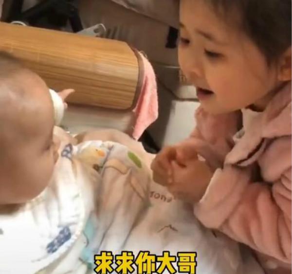 [你的育儿经]最操心的姐姐火了！指着“黑眼圈”恳求弟弟睡觉，网友：长姐如母