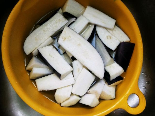 冬天就馋这菜，茄子豆角一焖，味道鲜香可口，超下饭