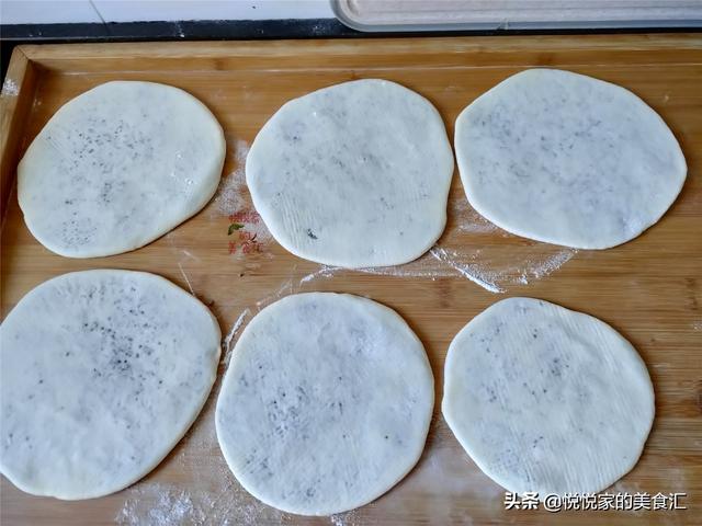 孩子爱吃软饼，搅一搅就能做，3分钟烙一锅，柔软筋道糖汁不乱淌