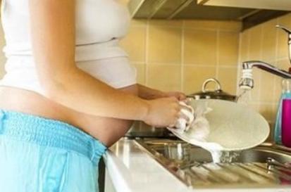 到了孕晚期，不要去做这4种家务活，想动不妨试试两项运动