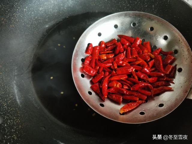 鸡腿|教你在家做辣子鸡丁，辣椒炒不糊，鸡丁外焦里嫩，方法一学就会