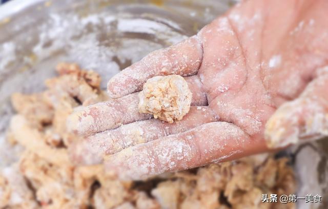 大厨教你做辣子鸡丁不出水，粒粒入魂！外酥有嚼劲，内部又滑嫩