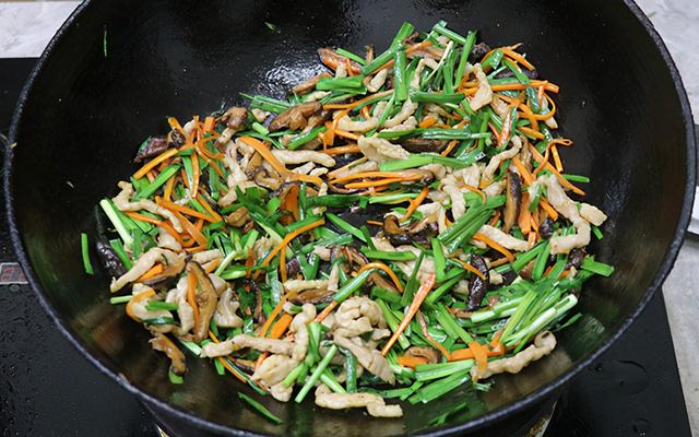 冬季，要顺应节气合理膳食，教你做五彩豆皮卷，有菜有肉营养好