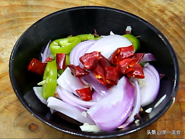 一点都不腥！将鱿鱼炒出“烧烤味”，配上孜然辣椒酥脆下饭