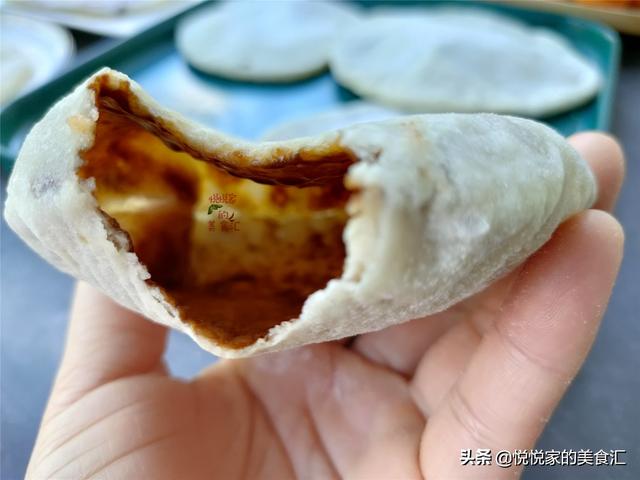 孩子爱吃软饼，搅一搅就能做，3分钟烙一锅，柔软筋道糖汁不乱淌