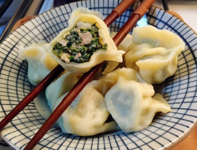 做荠菜饺子，是否需要焯水？学会1招小技巧，荠菜清香好吃颜色佳