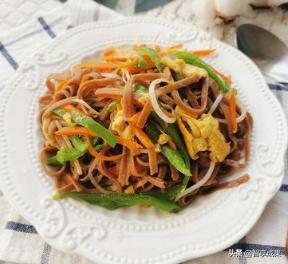 【超级宝妈】儿童开胃辅食做法推荐：营养焖面豆腐、美味香煎排骨、杂蔬炒面