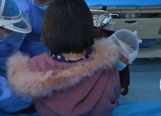 「你的育儿经」陕西一两岁男童误服农药！放在电动车里，以为是饮料