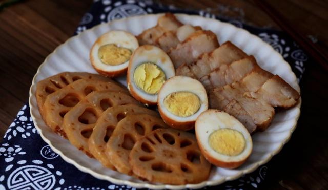 下酒菜的首选，自己做的卤味，比外面的新鲜卫生，还有料