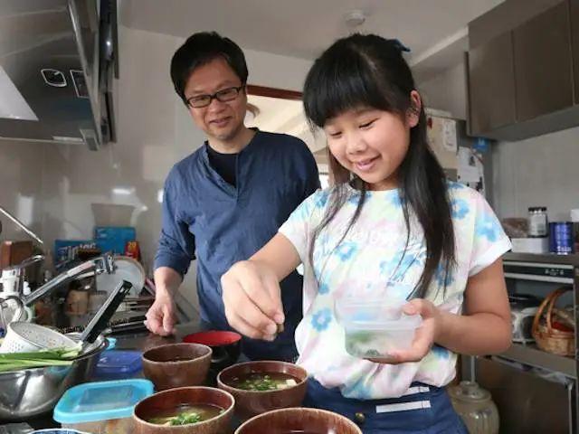 『你的育儿经』8岁男孩假期学会30道菜：孩子的未来从学会做饭开始
