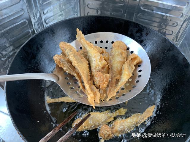 1碗面粉，1勺淀粉，1个鸡蛋，轻松调出炸鱼面糊，酥脆好吃