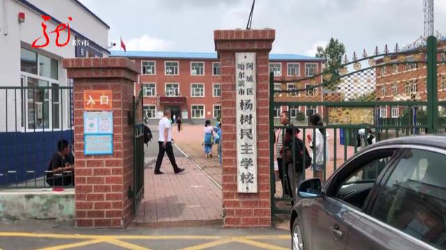 学校|小学生上课误吞下药瓶！危急时刻，这个老师果断出手......太棒了