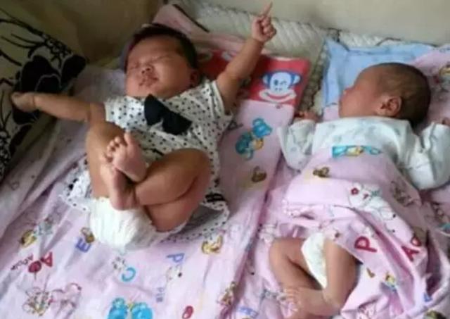 为什么宝宝睡觉喜欢满床打滚？并不是太热，这3个原因让人想不到