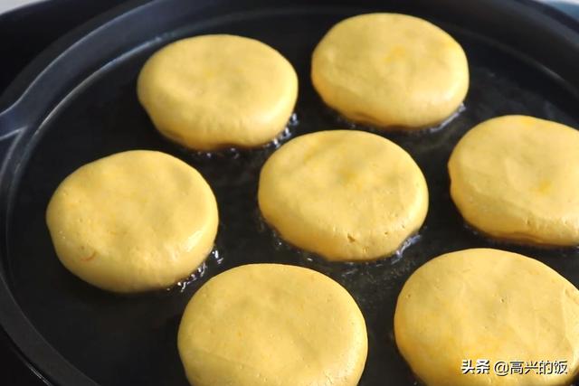 烙南瓜饼，用面粉还是糯米粉？其实都不对，用这个方法，凉了不硬