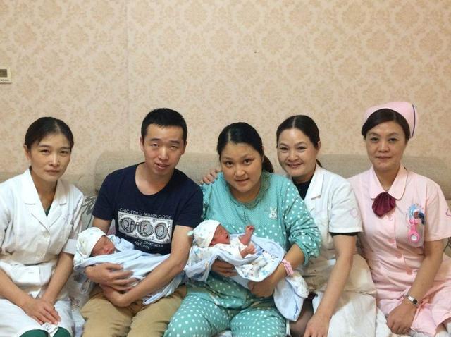 超级宝妈■宝妈生下男娃后，过了6天又产下双胞胎，宝爸一看性别当场笑翻了