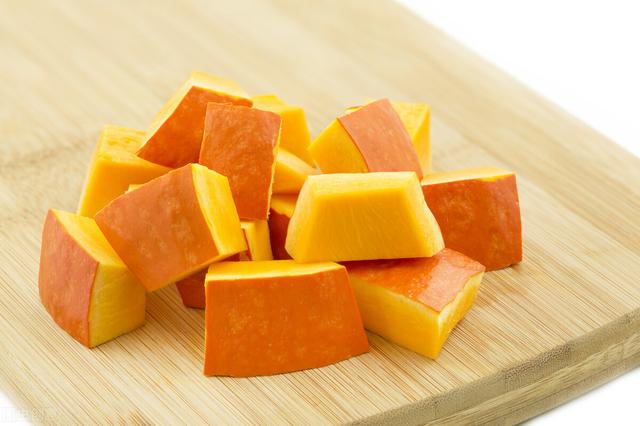 用南瓜做一个最简单的面条，不用擀面，口感爽滑筋道，营养又美味