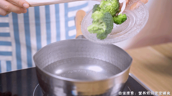「超级宝妈」常吃这种缤纷餐，脆嫩不油腻，宝宝长得高长得快，还不贫血不挑食