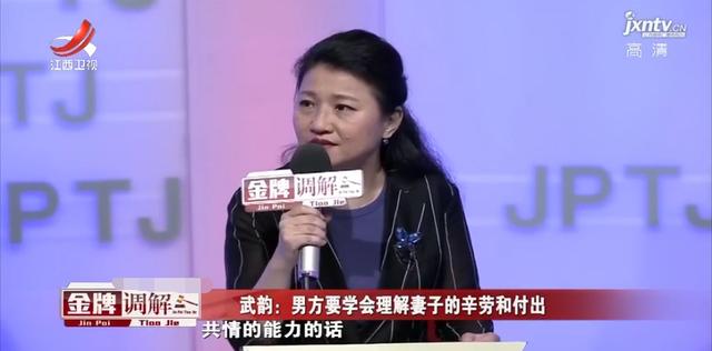 丈夫洗完澡就往女邻居家跑，妻子断定有鬼，他：我只是去看电视的