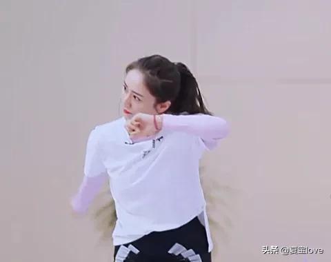不爱之恩|许飞排舞差点摔倒，谁注意第一个扶她的人是谁？网友很是意外