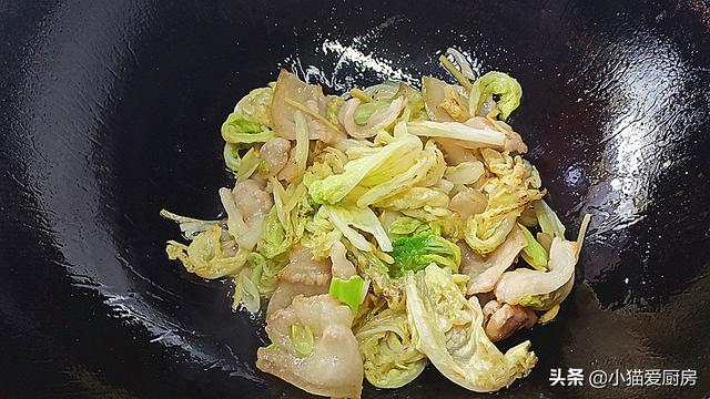 “白菜炖豆腐”这么做，口感味道都很不错，大人小孩子都爱吃