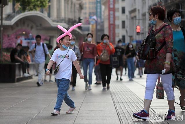 超级宝妈|逛街购物，“全家行动”过“六一”| 晨镜头