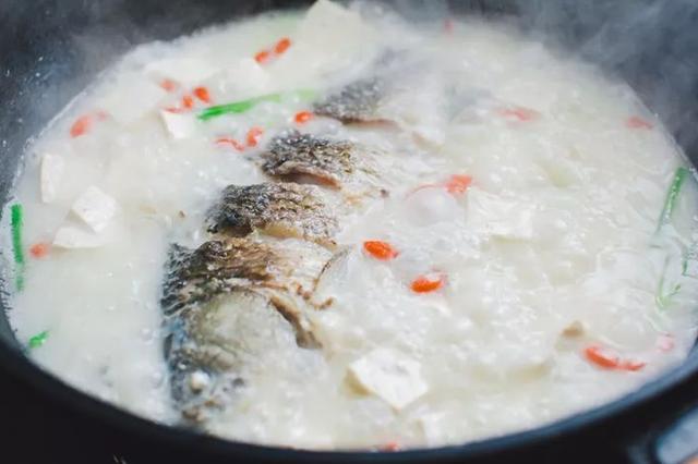 炖鱼汤，3步要做好！记住“2加4不加”，保证浓白鲜美，还不腥