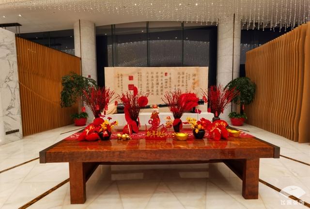 #旅行柚子君#入住外号“马桶圈”的五星酒店，因造型奇特成为地标，内部挺豪奢