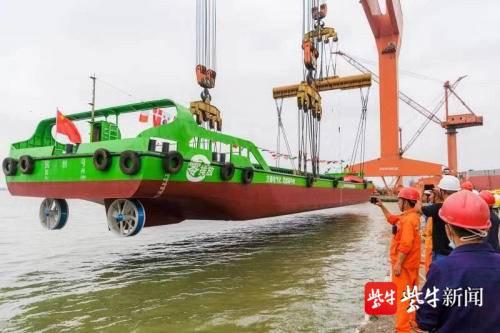 船舶|国内首艘自主设计研发内河绿色智能集装箱船在泰州下水