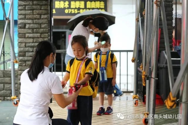 超级宝妈|谁说下雨天不能进行室外活动，这家幼儿园别出心裁做到了