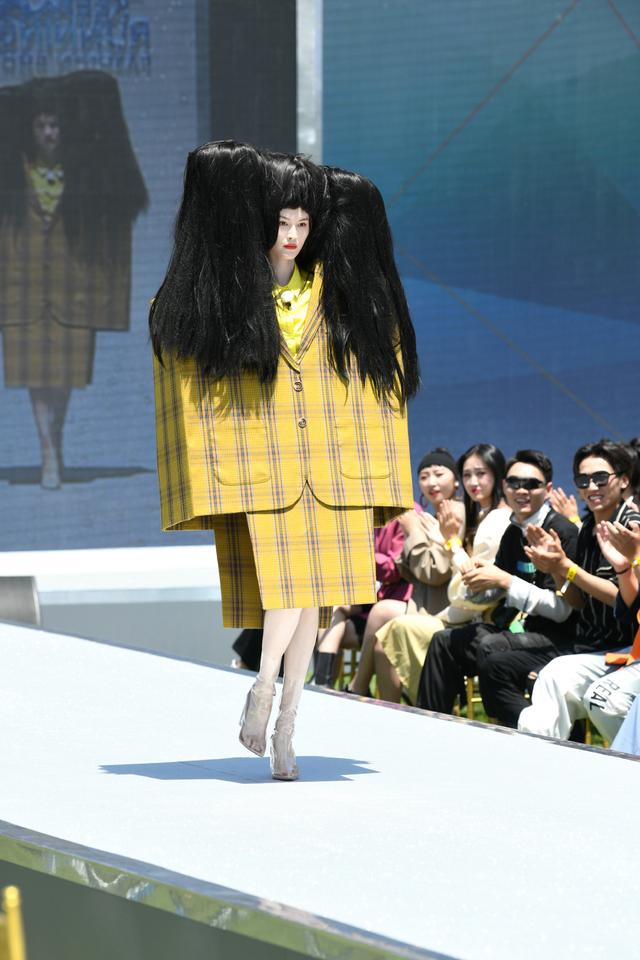 冷无情|真只有何穗能抗住，纸板格纹西装配“瀑布双马尾”，观众都看笑了